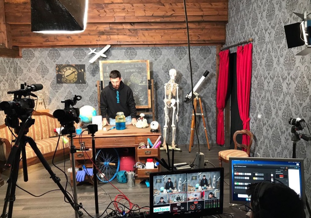 Il nostro studio televisivo, pronto per una lezione di scienza in diretta
