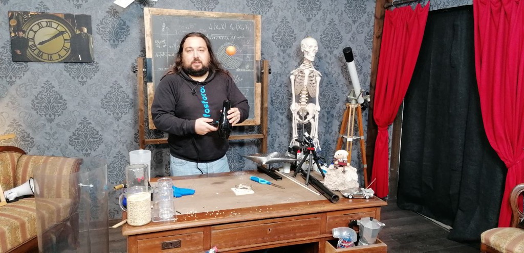Il Dr. Brown nel suo studio, tra lavagna, scheletro e telescopio